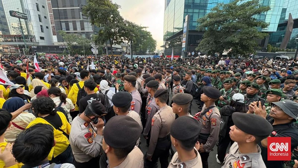 Police Divert Traffic from Semanggi to Bundaran HI Amid Student Protest