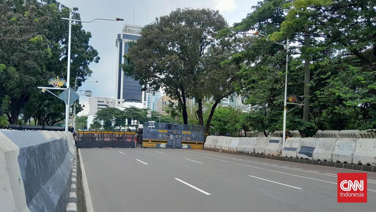 Police Close Medan Merdeka Selatan Road Amid Student Protest