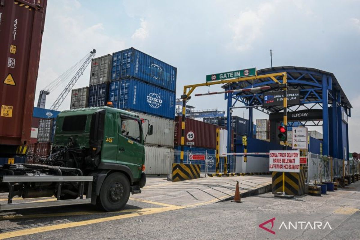 Customs reveals factors behind thousands of containers piling up at Tanjung Priok