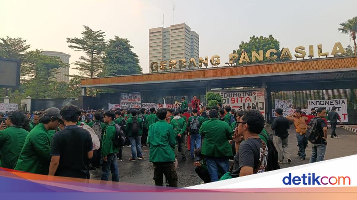 Students Stage Demonstration at Rear Gate of Parliament