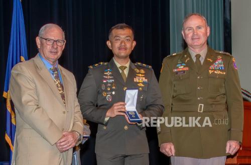 Mayor Zulfikar Earns Fourth Master's Degree from US Army CGSC, Following in SBY's Footsteps