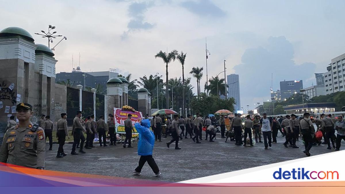 Students Disband from DPR Front, Long March Towards Semanggi