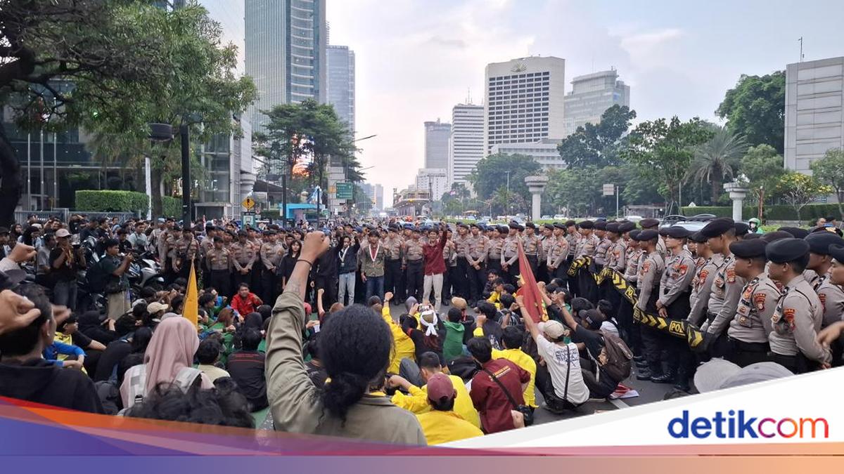 Student Masses Stage Protest in Dukuh Atas
