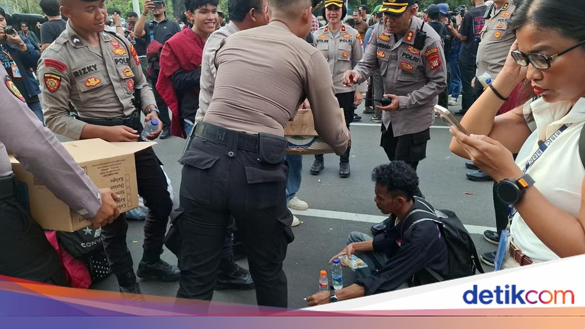 Police Distribute Mineral Water and Bread to Student Protesters at Silang Monas