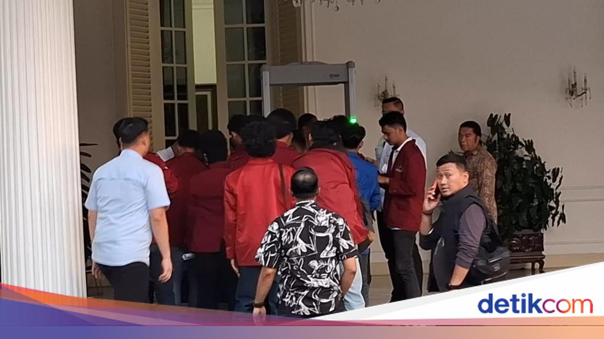 Student Representatives from Horse Statue Protest Enter Vice President's Office