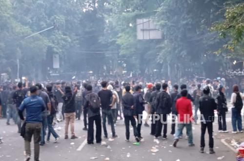 Demonstration of Hundreds of Students in Front of West Java DPRD Building Heats Up