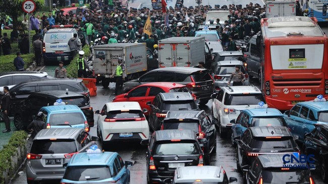Student Protest Triggers Closure of Jalan Sudirman, Gridlock Ensues