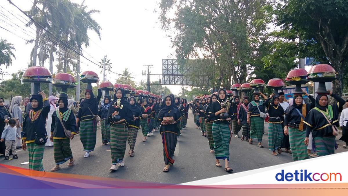 1,448 Dulang Enliven 1 Muharram Festival in East Lombok