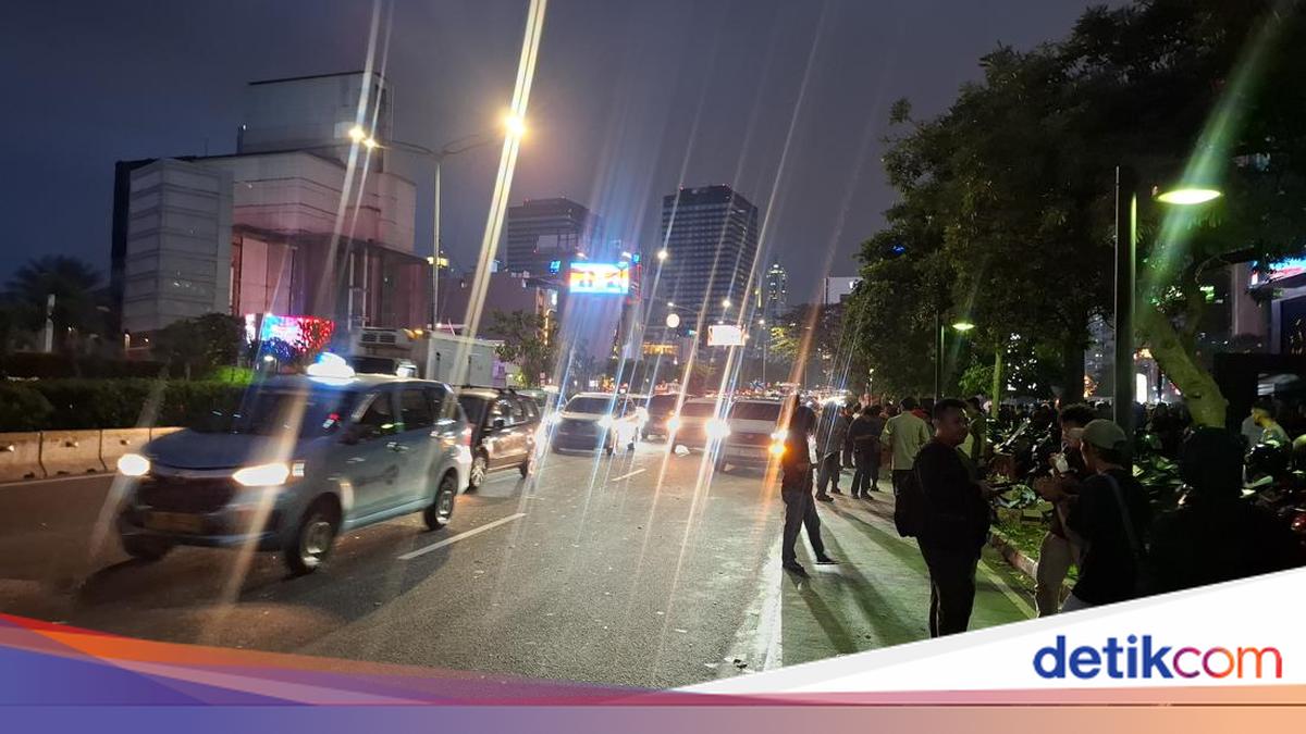 Student Protesters at Dukuh Atas, Central Jakarta, Disband