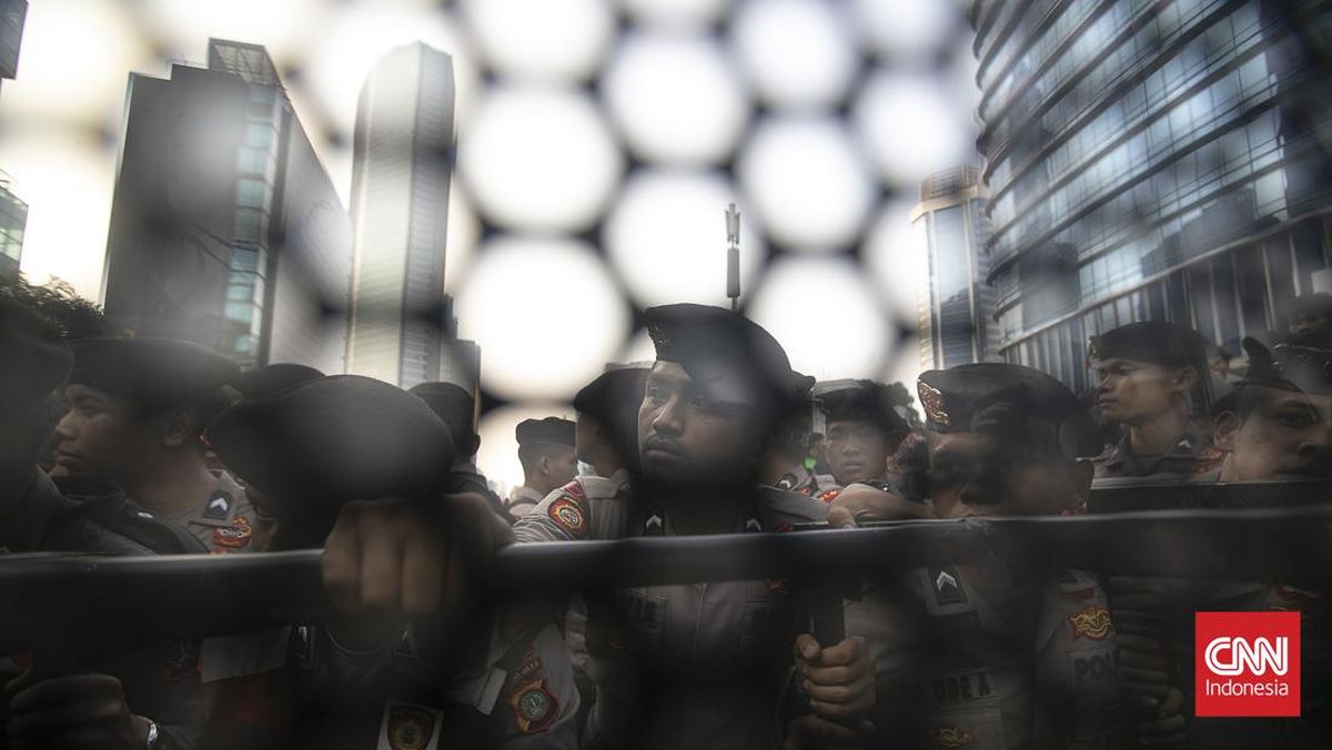 Student Protest at North Sumatra DPRD Under Tight Security by TNI and Police