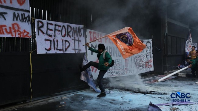Student Protest Outside Indonesian Parliament Heats Up as Demonstrators Burn Attributes