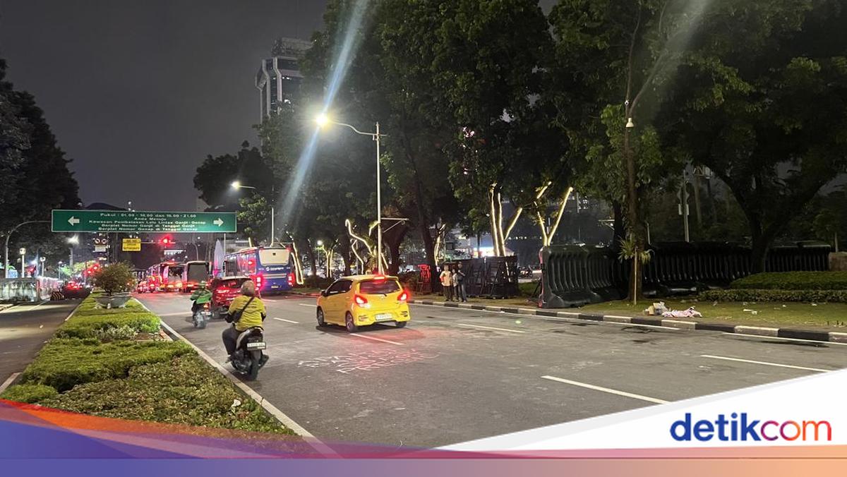 Student Protesters Disband at Patung Kuda, Central Jakarta, Traffic Returns to Normal