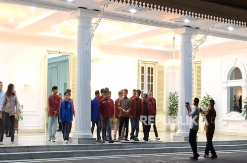 Gibran Receives Student Protest Representatives, Promises Evaluation of Key Programmes
