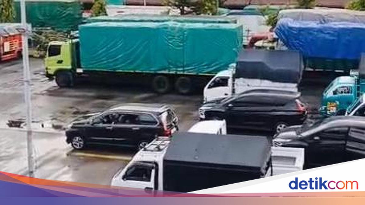 Large Lorries Queue for Miles at Padangbai Port, Loading and Unloading Accelerated