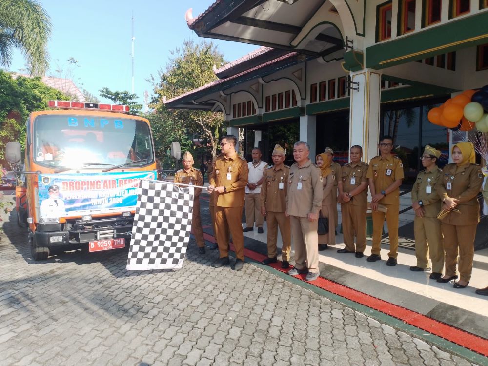 Klaten Regent Dispatches Clean Water Aid to Three Drought-Stricken Villages on Mount Merapi Slopes