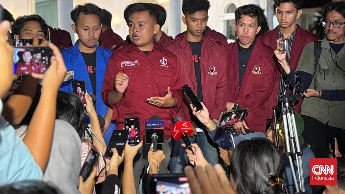 Protesters After Meeting VP: Demands Noted by Gibran in a Small Notebook
