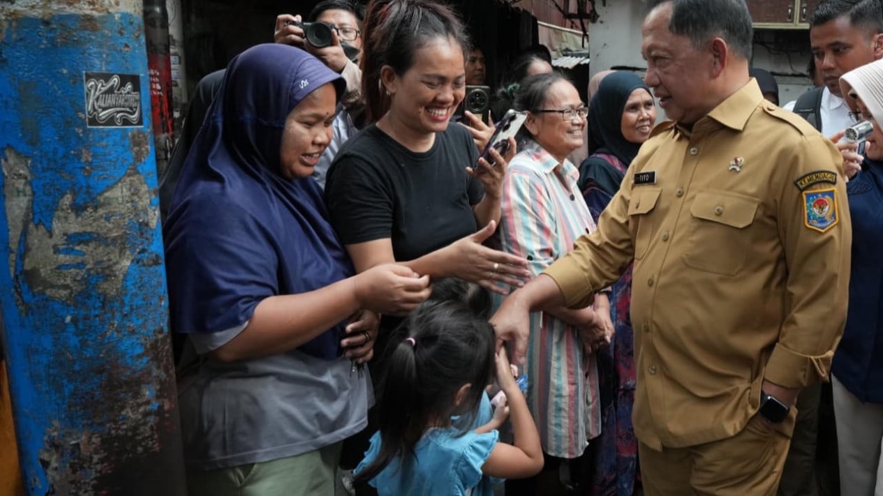 Home Affairs Minister Inspects BSPS Recipients in West Jakarta, Urges Local Governments to Expand Housing Renovation Support via APBD