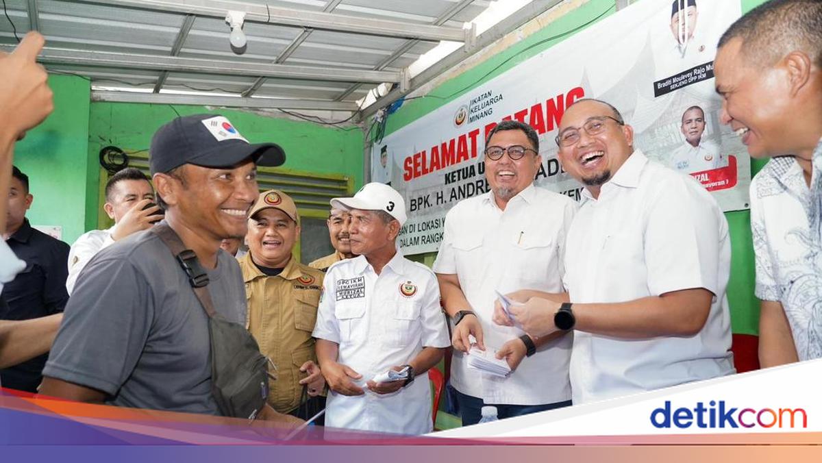 Andre Rosiade and IKM Aid Minang Migrants Affected by Pasar Jiung Fire in Kemayoran
