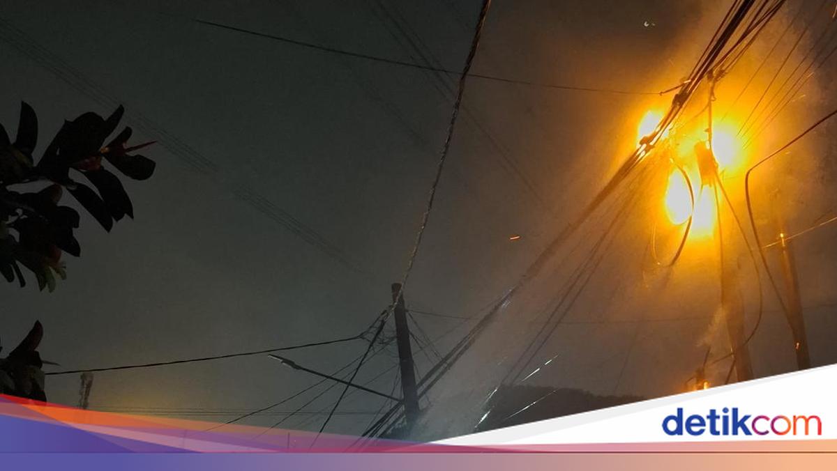 Electricity Pole Fire in Cipayung, Depok, Suspected Caused by Short Circuit