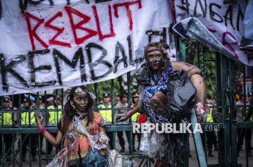 Over a Thousand Students Rally in Semarang, Voicing 'Five People's Demands'