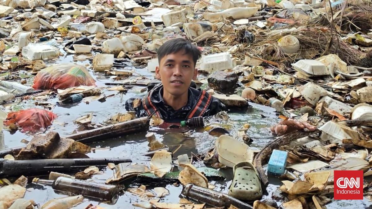 Piles of Rubbish Blanket Historic River of the Banten Sultanate