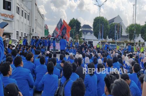 Hundreds of UII Students March on Yogyakarta's Zero Kilometre Point, Voicing Criticism