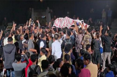 UGM Students Storm Discussion Stage, Declare Officials Unfit to Speak on Pancasila