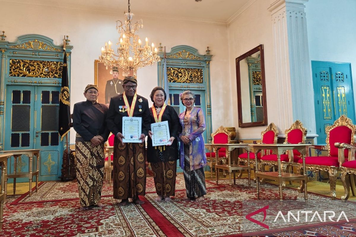 Mimika Regent Receives Kanjeng Raden Aryo Title from Surakarta Palace