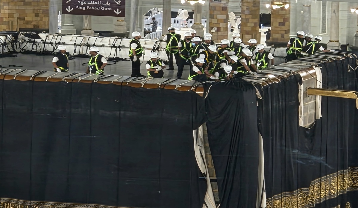 Observing the Ka'bah Kiswah Replacement Tradition to Welcome 1 Muharram