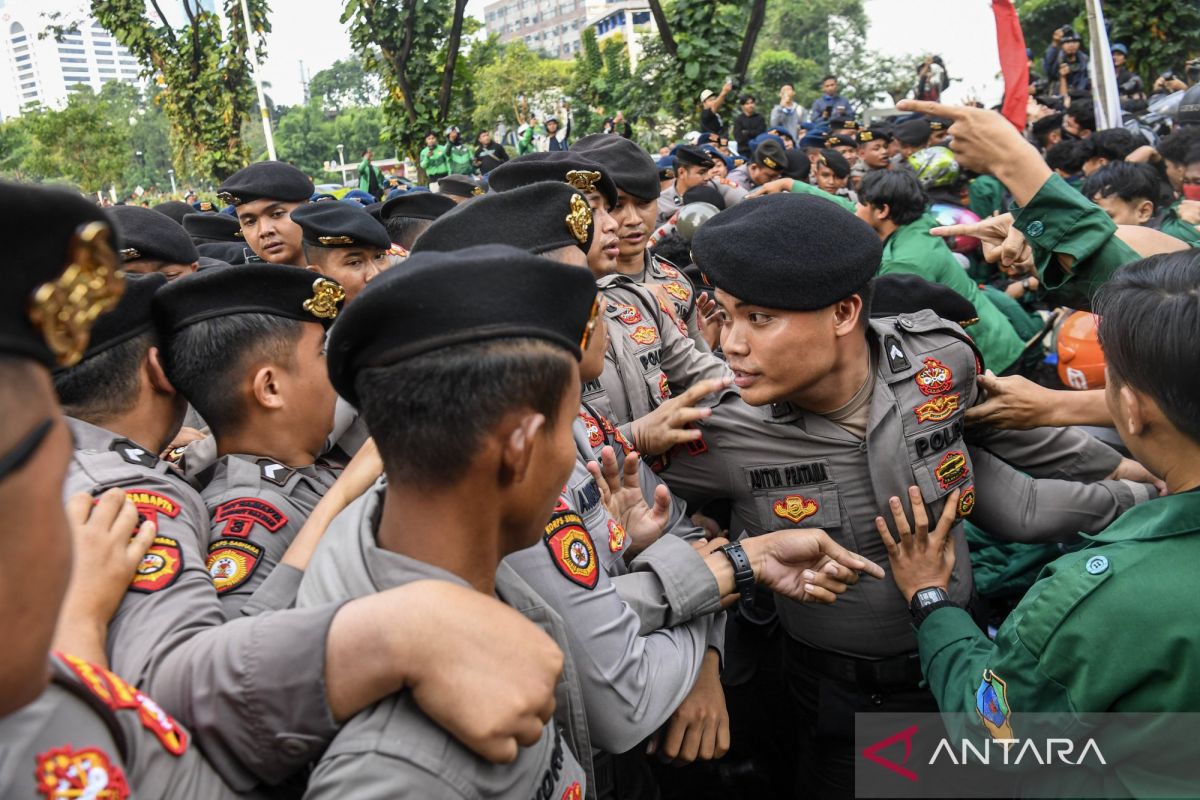 Observer Assesses Police as More Humane in Handling Mass Demonstrations