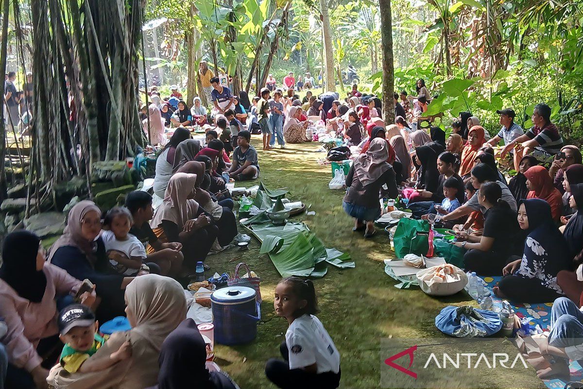 Ngabean Residents in Temanggung Preserve the Bersih Punden Sumur Blandung Tradition