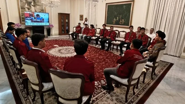 Gibran Meets Protesting Students, Promises to Report Demands to Prabowo