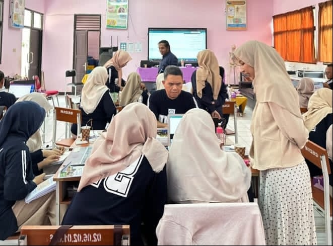 UPI Bandung Science Education Lecturers Collaborate with Sumedang MGMP on IoT Training