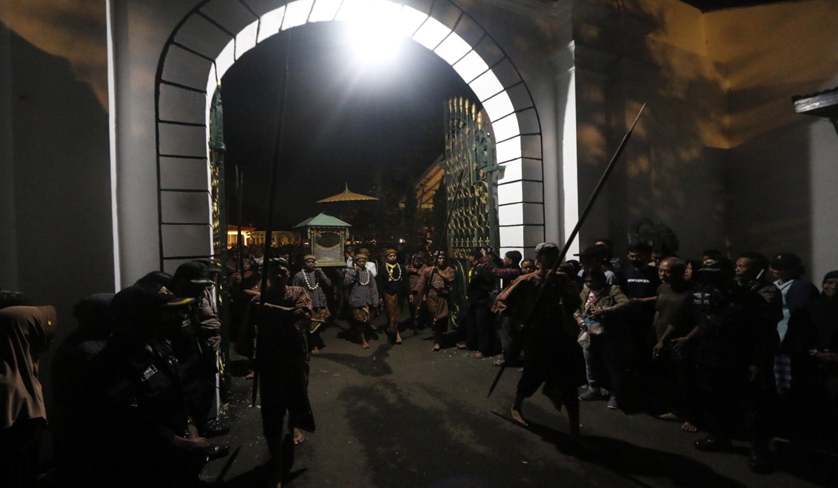 Malam 1 Suro: Silent Walk Around Yogyakarta Palace Walls Held Today
