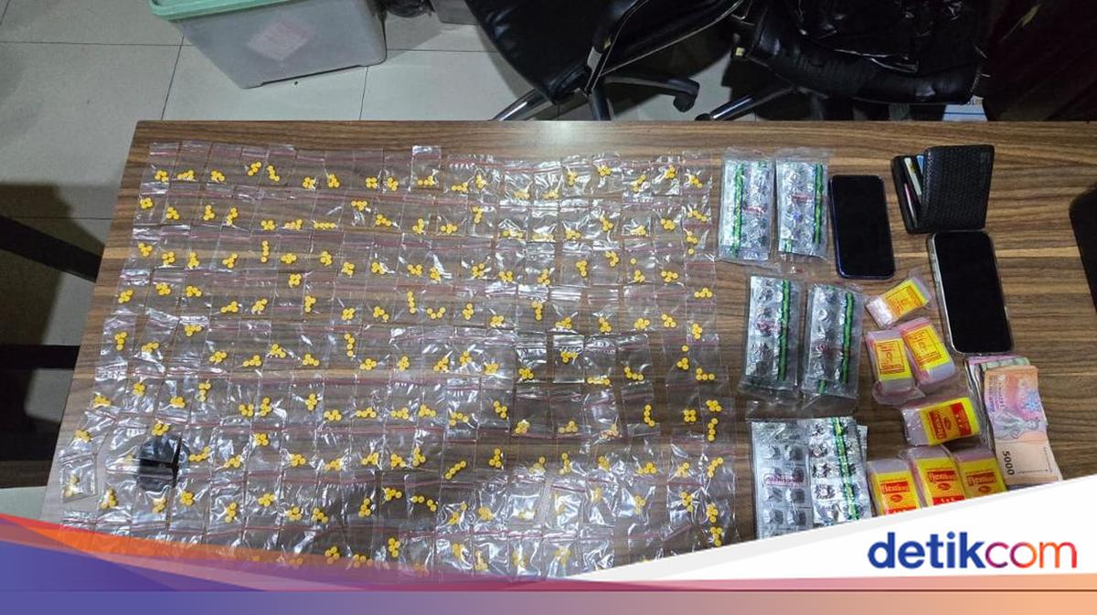 Police Arrest Two Illegal Drug Sellers in Bekasi, Seize Over a Thousand Pills