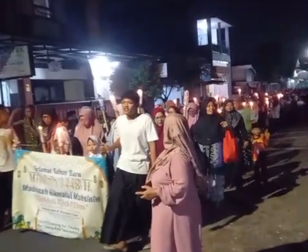 Thousands Join Torchlight Parade to Welcome Islamic New Year