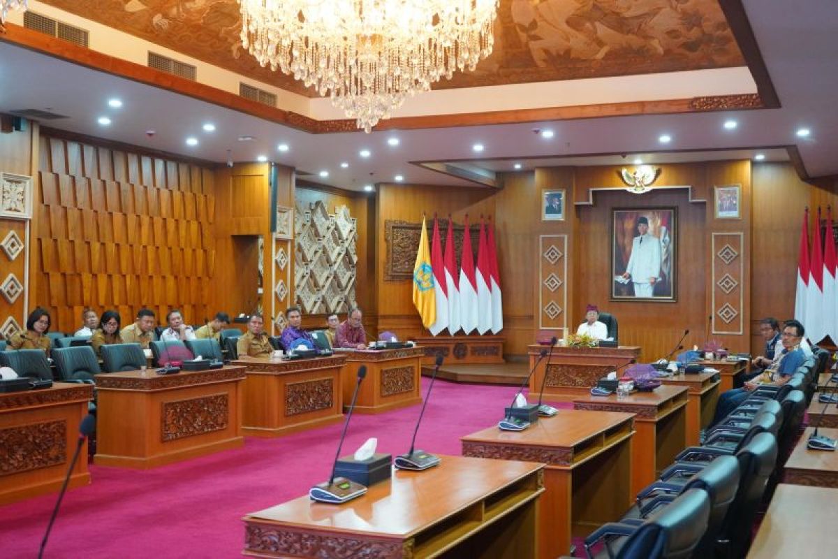 Koster Requests Additional Cargo Ship Schedules to Nusa Penida to Curb Prices