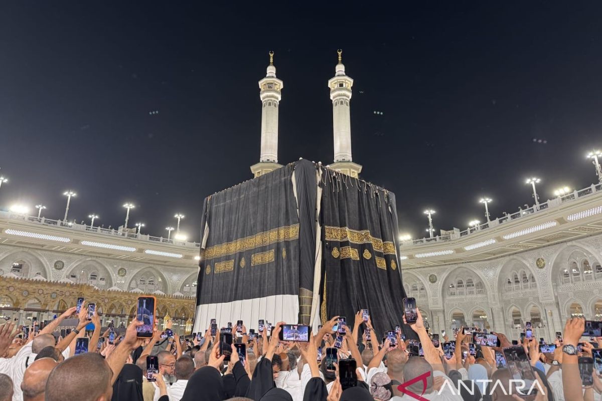 Production of Kaaba Kiswah Completed Using Advanced Technology