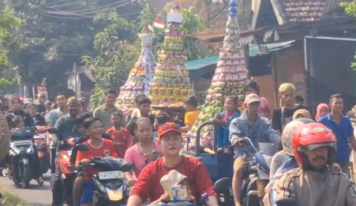 Islamic New Year: Villagers Scramble for Produce and Float Offerings in Kalimas River