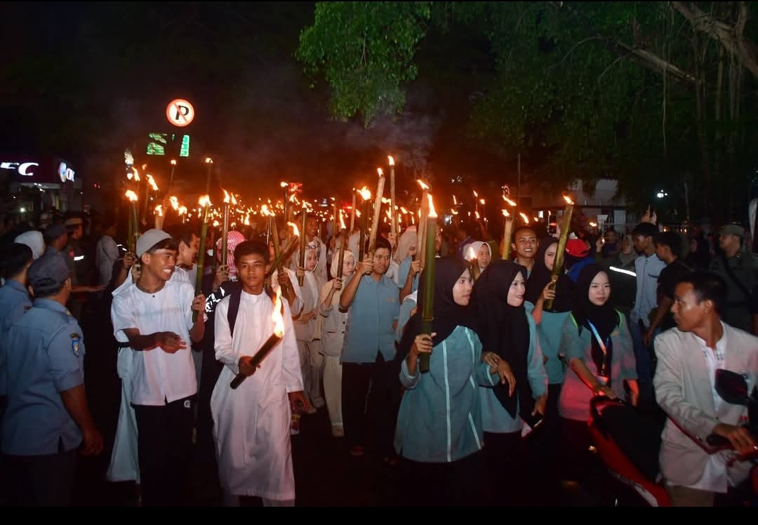 Thousands in Cianjur and Sukabumi Enthusiastically Join Torchlight Procession for Islamic New Year