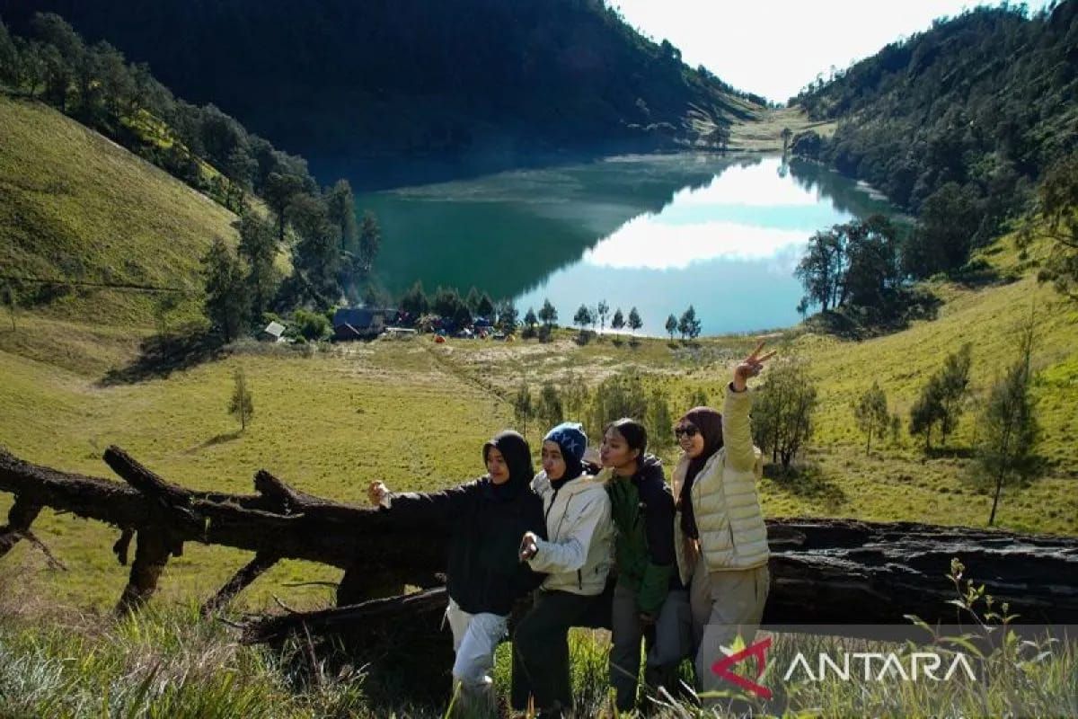 TNBTS Apprehends 13 Suspected Illegal Hikers on Mount Semeru