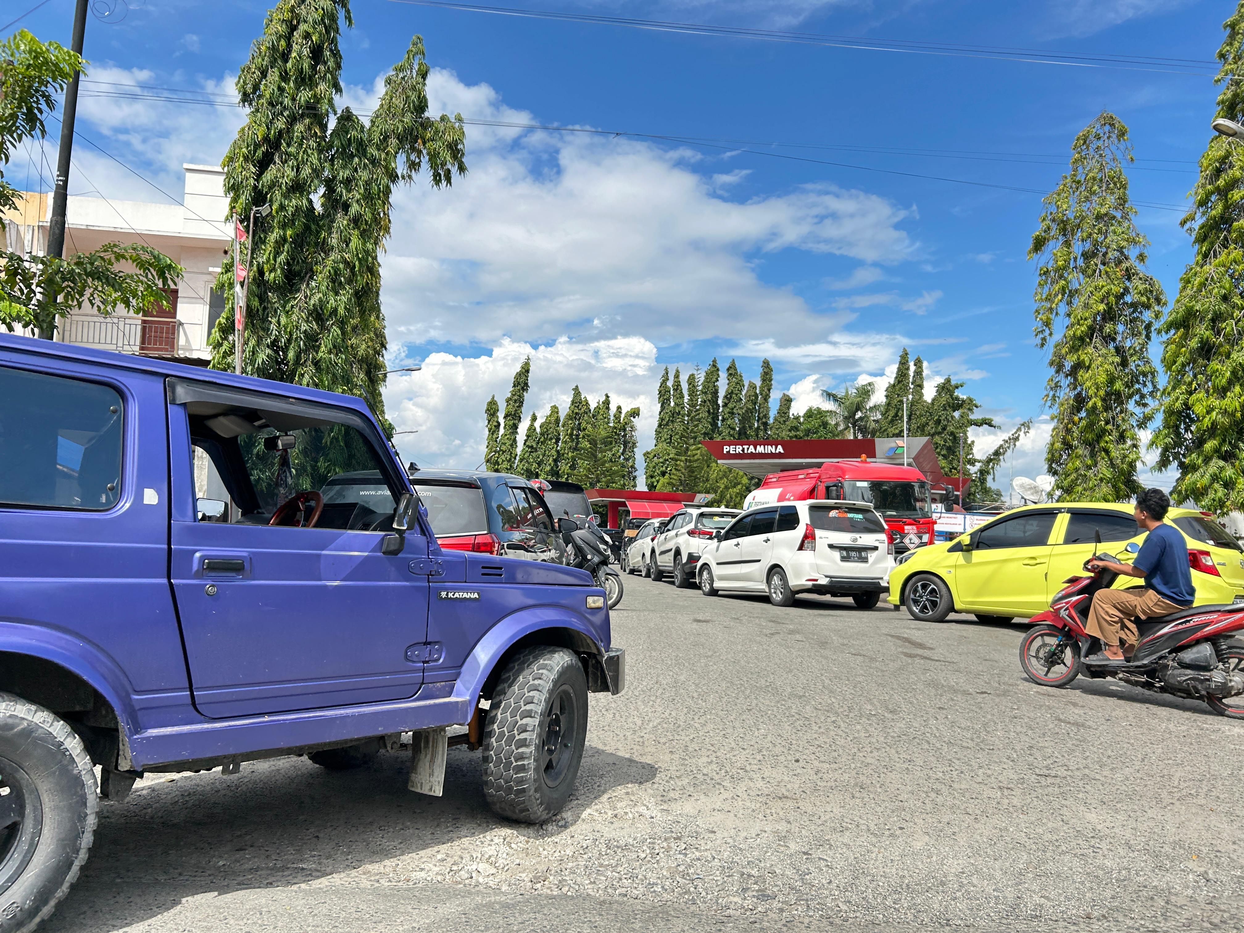 After M6.7 Earthquake: Mass Panic Triggers Snaking Queues at All Petrol Stations in Palu