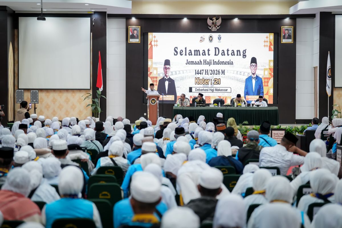 South Sulawesi Governor Welcomes 392 Hajj Pilgrims from Cluster 21 in Makassar