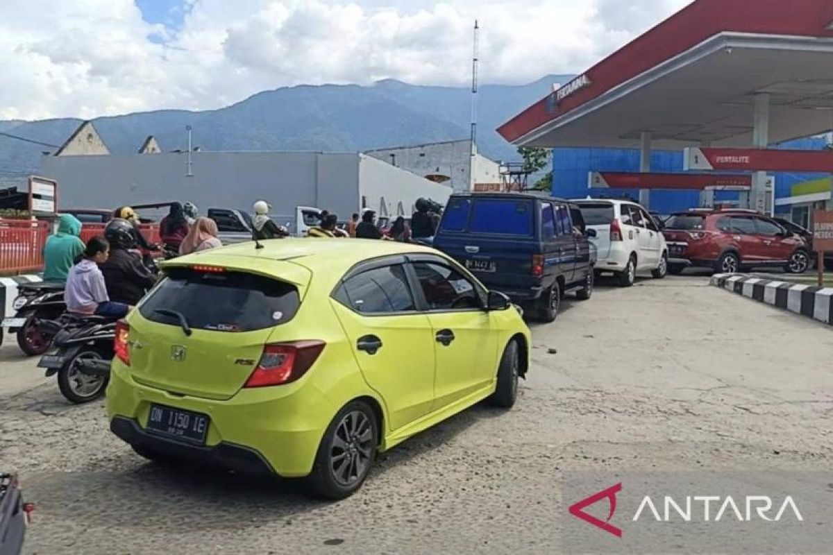 Palu Residents Queue at Petrol Stations After Magnitude 6.7 Earthquake
