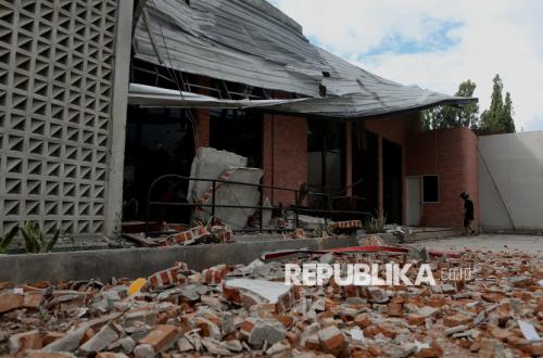 Palu Earthquake Impact: Buildings Damaged, Hospital Patients Evacuated