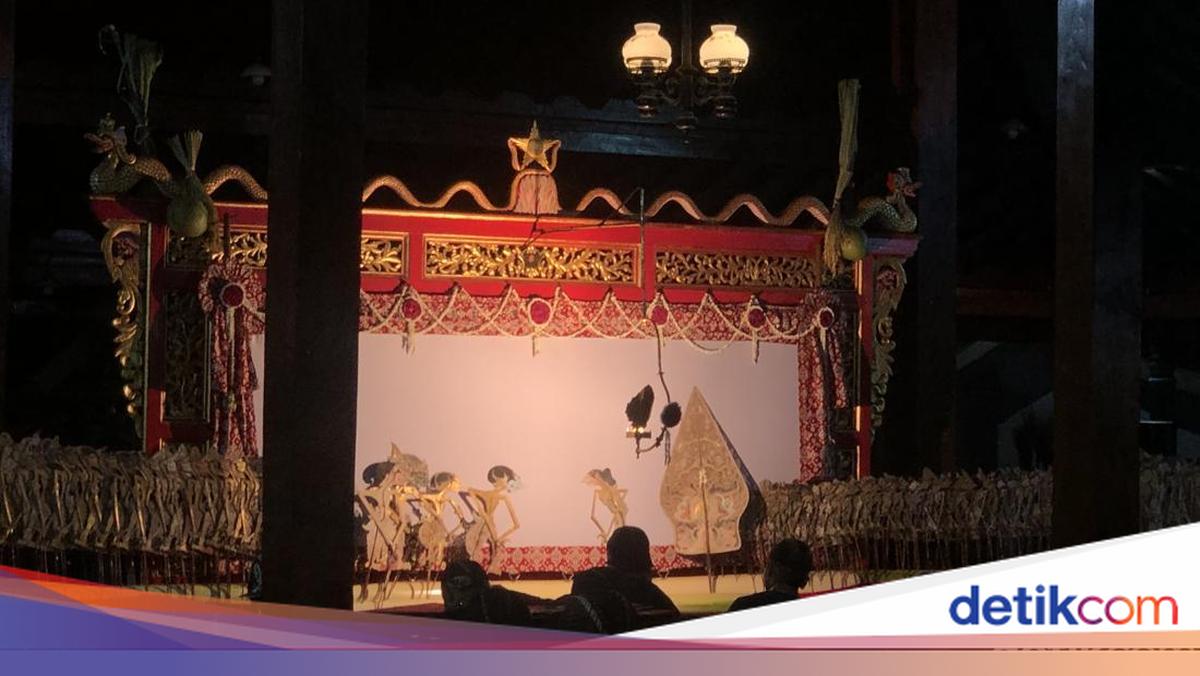 Solemn Wayang Kulit Gedhog Performance Before Mubeng Benteng at the Jogja Palace