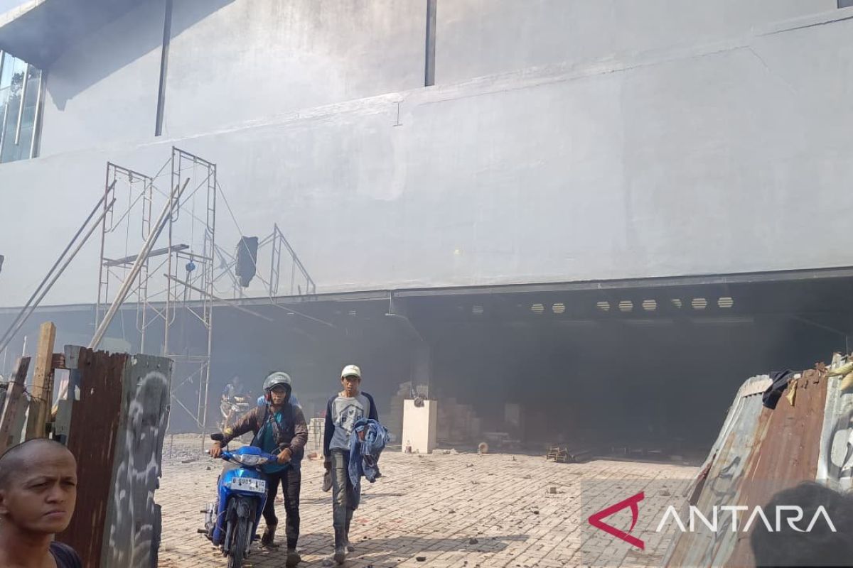 Building under construction in Kebon Jeruk catches fire