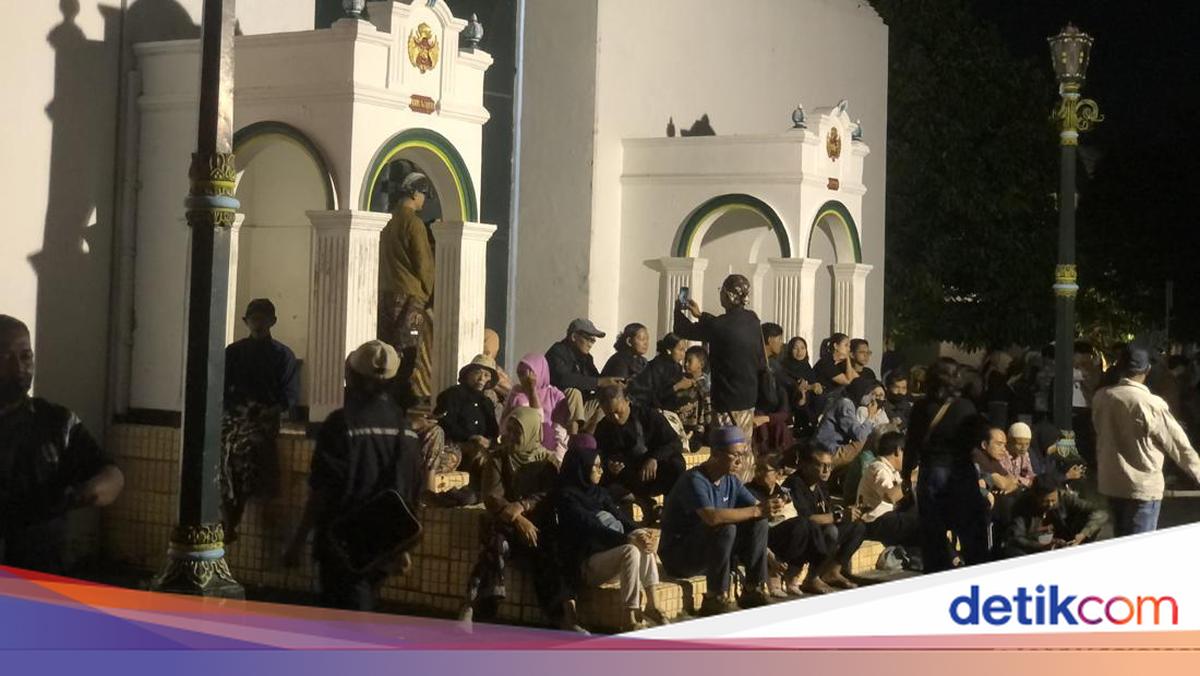 Youth Enthusiasm for Mubeng Beteng at Jogja Palace: A Touch of Healing