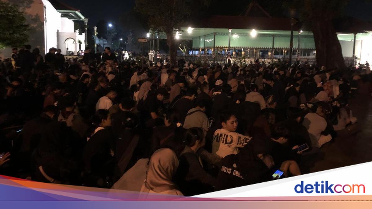 Crowds Throng to Await the Keraton Jogja's Mubeng Beteng Procession