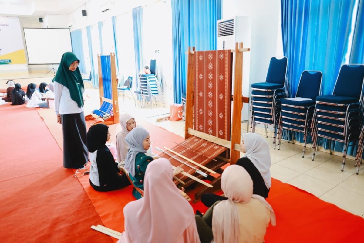 Kolaka and Antam Train MSMEs to Develop Rajut and Mantik Fabric